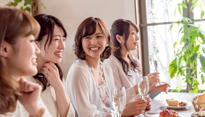 合コンに連れて行きたくない友だちの特徴 無理にバカ騒ぎ 人によって態度を変える 社会人生活 ライフ 社会人ライフ フレッシャーズ マイナビ 学生の窓口