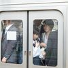 「カップ麺をすする女子」「素振りをする野球部（？）」ここは日本？ 電車で見た信じられない光景