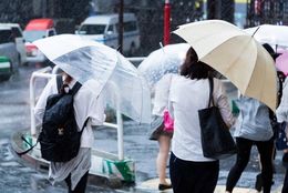 天気の悪い日に！ 雨に最大限濡れない正しい傘の差し方