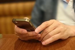 浮気している彼氏にありがちなスマホまわりの変化4つ！ 女子大生が分析