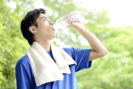 究極の選択！ のどが渇いたら……お茶と水のどっちを飲むことが多い？ 6割以上が◯派