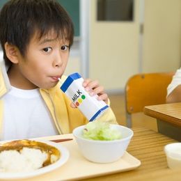懐かしい！ 大学生世代の給食の思い出あるある4選「牛乳の飲みすぎでお腹をくだす」