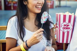 【バイト体験談】テーマパークの飲食店バイトって？ お客様に感動を与えよう！【学生記者】