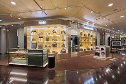【フェンディ】 阪急メンズ大阪店 1階にレザーグッズストアをオープン！ #Z世代Pick