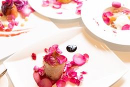 バラ三昧のコース料理が味わえる「銀座で食べるバラのランチ会」！バラの装いに身を包んだ華やかなランチ会を開催！！  #Z世代Pick