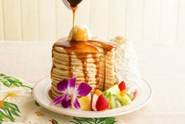 今年は13枚になって登場！Eggs ’n Thingsのアニバーサリーパンケーキ「13 Stack Pancakes!」 #Z世代Pick