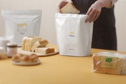 パンのおいしさが長持ちする「パン冷凍保存袋」に、老舗パン店直営の「ペリカンカフェ」とのコラボデザインが登場。 #Z世代Pick