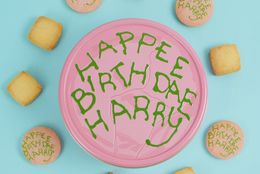 お土産にぴったり！ハグリッドが作ったハリーのバースデーケーキをモチーフにしたクッキー缶！ #Z世代Pick