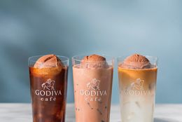 ゴディバのソフトクリームがトッピングされた贅沢なドリンク！3種類のフロートドリンク新発売 #Z世代Pick