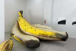 6mの巨大バナナアートが登場！アンディ・ウォーホルや村上隆の作品を含めた合計11名の作品を展示・販売 #Z世代Pick