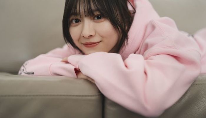 櫻坂46 森田ひかる】表紙に登場！パーカー姿でまったりくつろぐ素の 