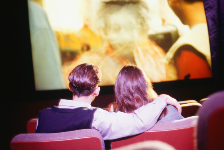 映画館で月1回以上映画を観る学生は15％。映画館の魅力って？