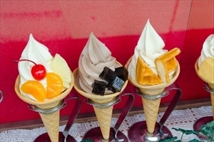 旅先で見つけたご当地ソフトクリーム「ソフトクリームの上に温泉卵」「静岡バナナワニ園のドリアンソフトクリーム」