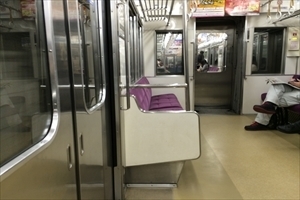 「カップ麺をすする女子」「素振りをする野球部（？）」ここは日本？ 電車で見た信じられない光景