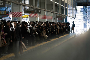 「いつも満員」「駅の出口までたどりつかない」地方出身者に聞いた、東京の電車に驚いたこと