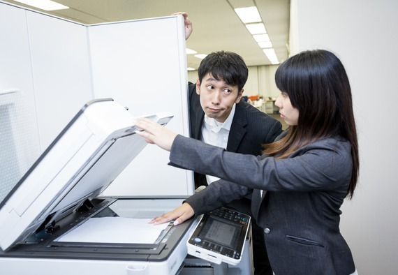 同僚・友人・兄弟……つい「ライバル意識」を持ってしまう人は？ 「職場の先輩：実績で競う」「高校の同級生：幸せ度を比較」