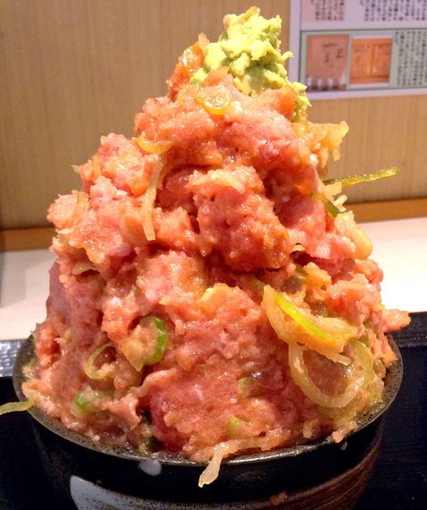 ​【デカ盛り】こぼれるばかりの山盛りネギトロ丼！ 横浜・馬車道名物の『BAN・BAN番長』