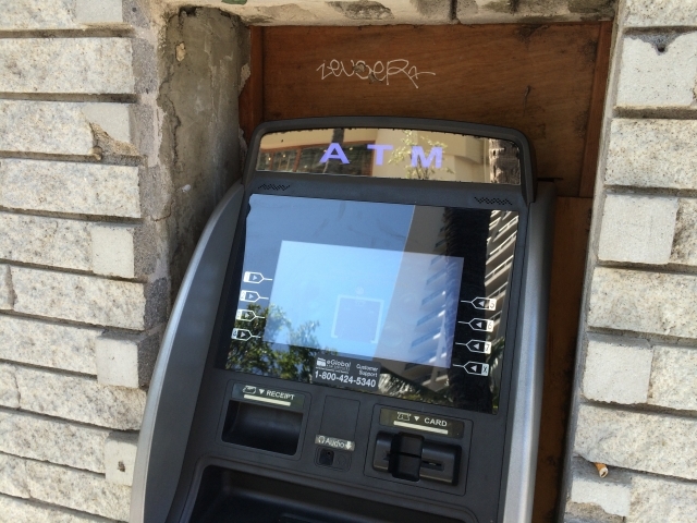 ちりも積もれば……６割以上の社会人が「ATMで手数料かかる」ときは絶対に使わない！