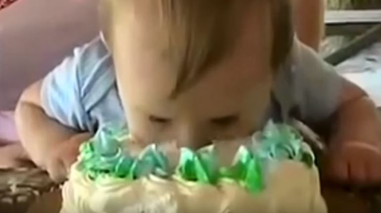 ちょ...豪快すぎ！赤ちゃんの誕生日ケーキハプニング11連発