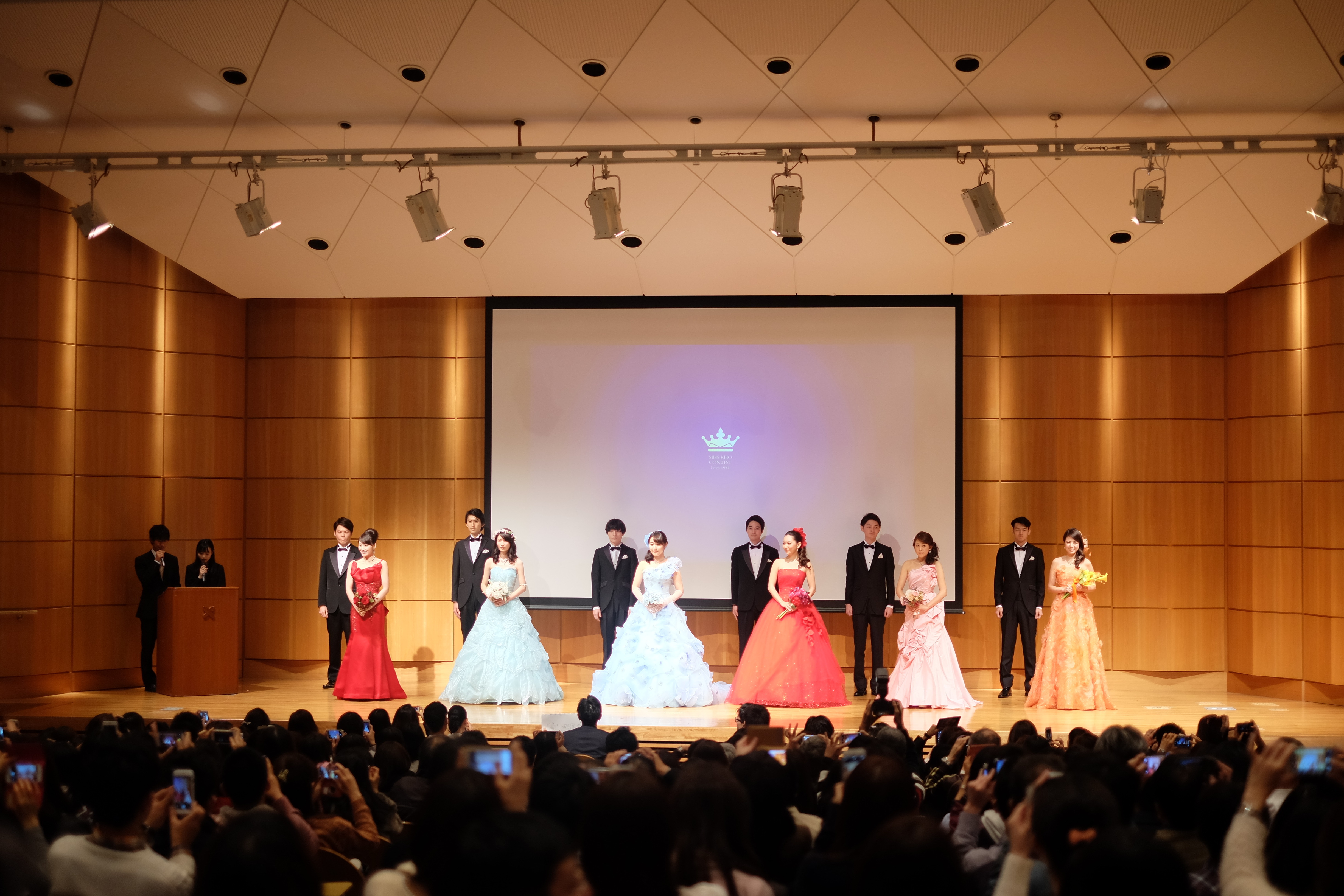 【潜入レポ】「ミス慶應コンテスト2015」ファイナル！ 女子大生6人が艶やかなカラードレス姿で登場