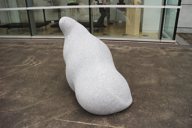 まさに天才！ 「二科展」受賞の大学生彫刻家、東北芸術工科大学森本諒子さん取材「石を生き物に」