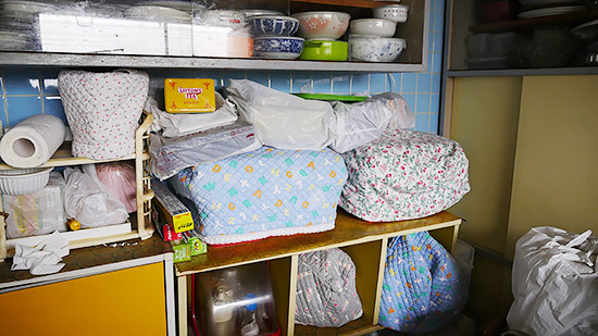 ​ドアノブカバー、リモコンにラップ……一人暮らしの家に実家要素を取り入れる方法