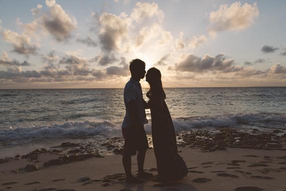 女子大生が選ぶ、理想のプロポーズのシチュエーション5選「ハワイの夕暮れの浜辺で……」