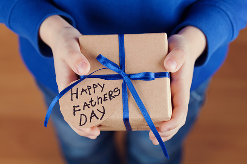 母の日と比べると存在感薄め？ 「父の日」にプレゼントを渡す予定の大学生は約3割！