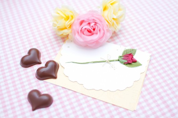 チョコにメッセージカードは添えるべき？ バレンタインを渡す予定の女子大生のうち6割は…… 
