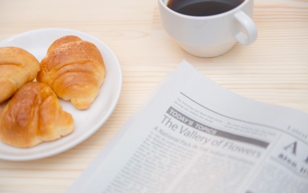 毎朝新聞を読む習慣がある社会人は3割！ 朝は時間がないという人が多数
