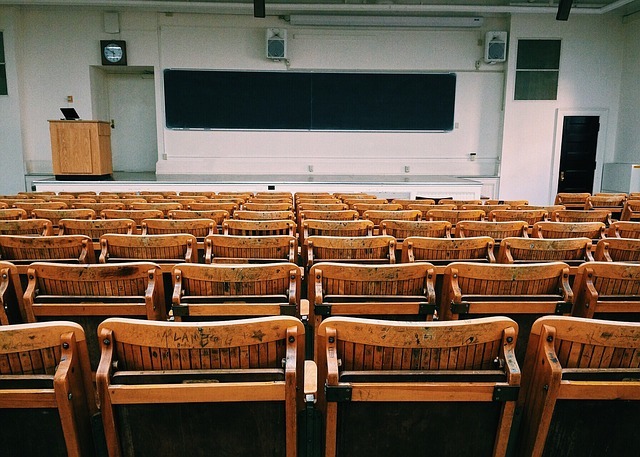 大学の講義、大教室で一番人気の席はどこ？第2位「後ろの列の端」