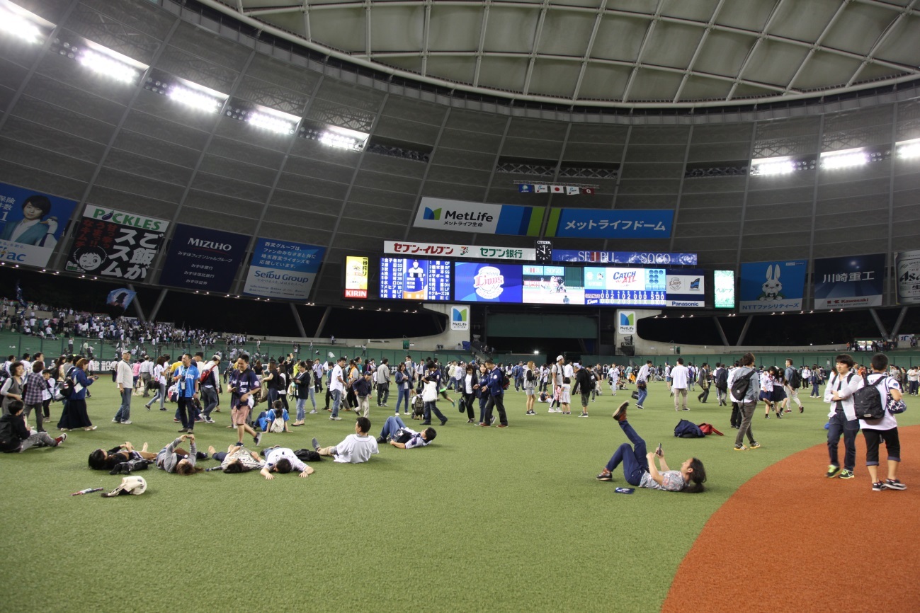 埼玉西武ライオンズの十亀選手が楽しみ方を伝授！ 女子大生が球場で野球観戦してみた