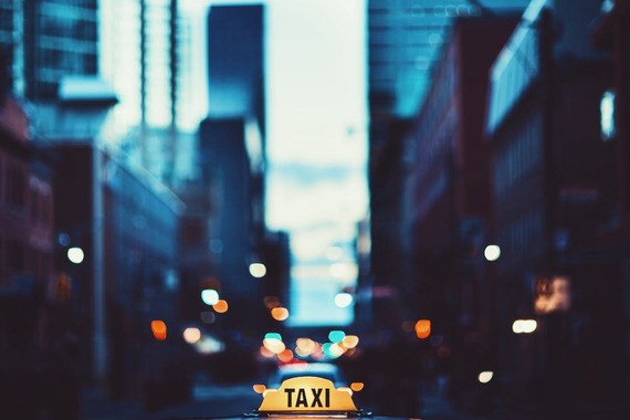 タクシーの運転手になるには？ 働き方と気になる年収は？