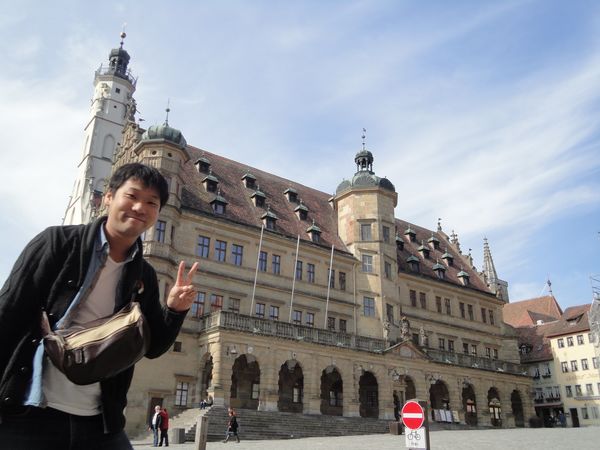 海外旅行を楽しむ学生時代の田中さん