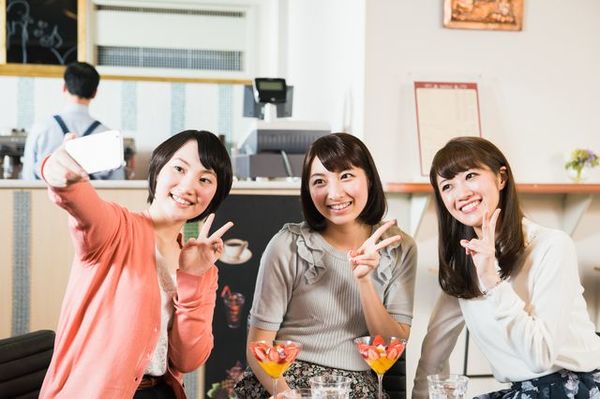 女子グループによくある「〇〇会」、自分だけ誘われずに傷ついたときの考え方