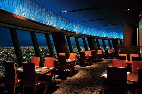 ↑日本一の眺望を誇る「Sky Restaurant 634 （musashi）」。コンセプトは東京キュイジーヌ。Photo©Tobu Hotel Management