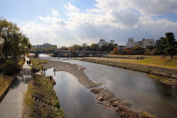 夏のある日、高校一年生。 川沿いの花火大会。同じクラスの彼女を駅で待つ......｜エッセイ企画「#Ｚ世代の目線から」キーワード：夏のある日