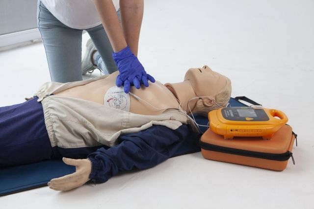 【 緊急事態に遭遇！ AEDの使い方がわからない…】はじめての「AEDおどおど」を解決（使い方＆注意点編）　＃あつまれ！_おどおど学生。