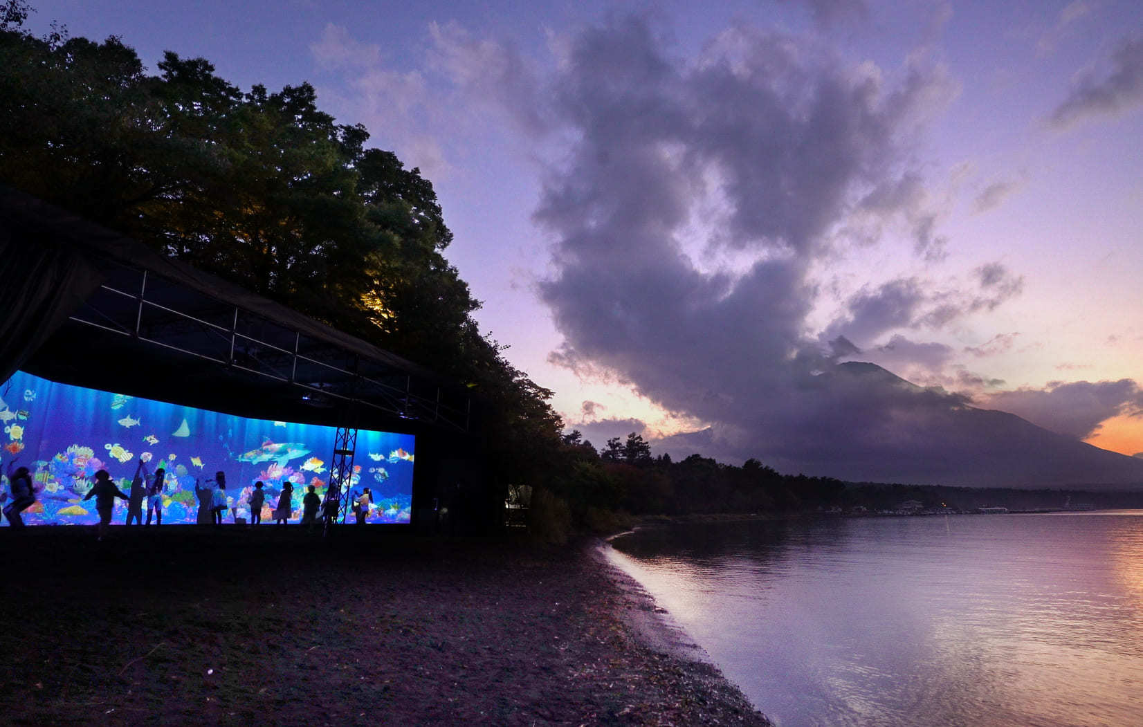 チームラボ、山梨・山中湖畔で期間限定の光のアート展をオープン。「チームラボ 山中湖 呼応する生命とお絵かき水族館」11月13日まで、紅葉まつりと同時開催。#Z世代Pick