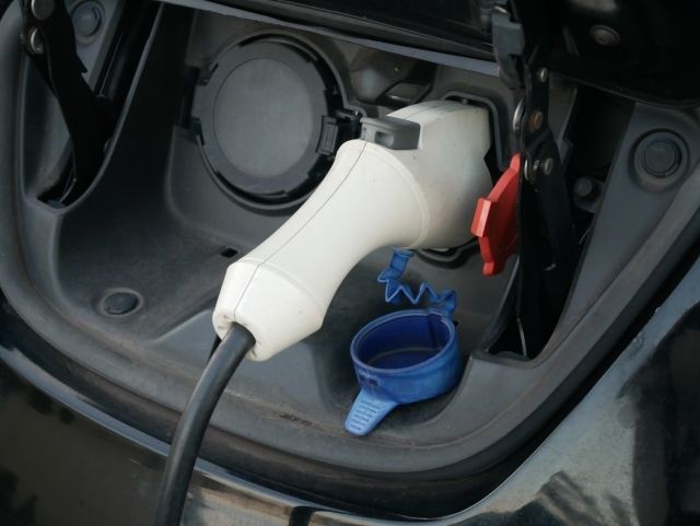 【充電の仕方は？  電気自動車（EV）に乗ってみたいのですが…】はじめての「電気自動車おどおど」 ＃あつまれ！_おどおど学生。